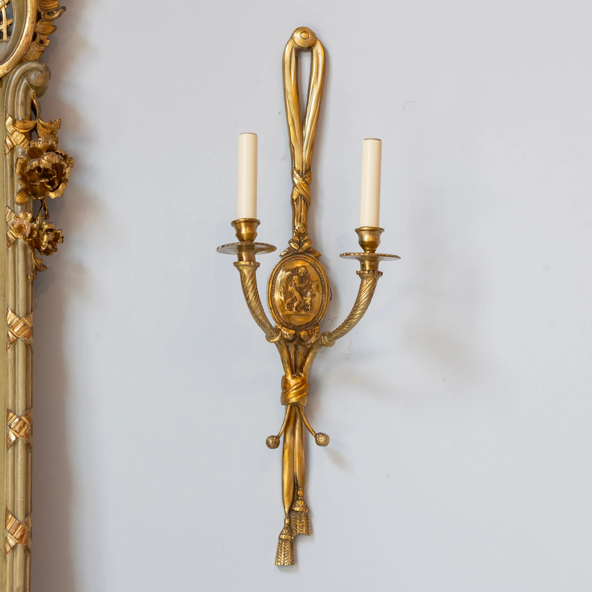 Pair of Louis XVI Gilded Wall Sconces – Ribbon Frame & Neoclassical Portrait - Image 2