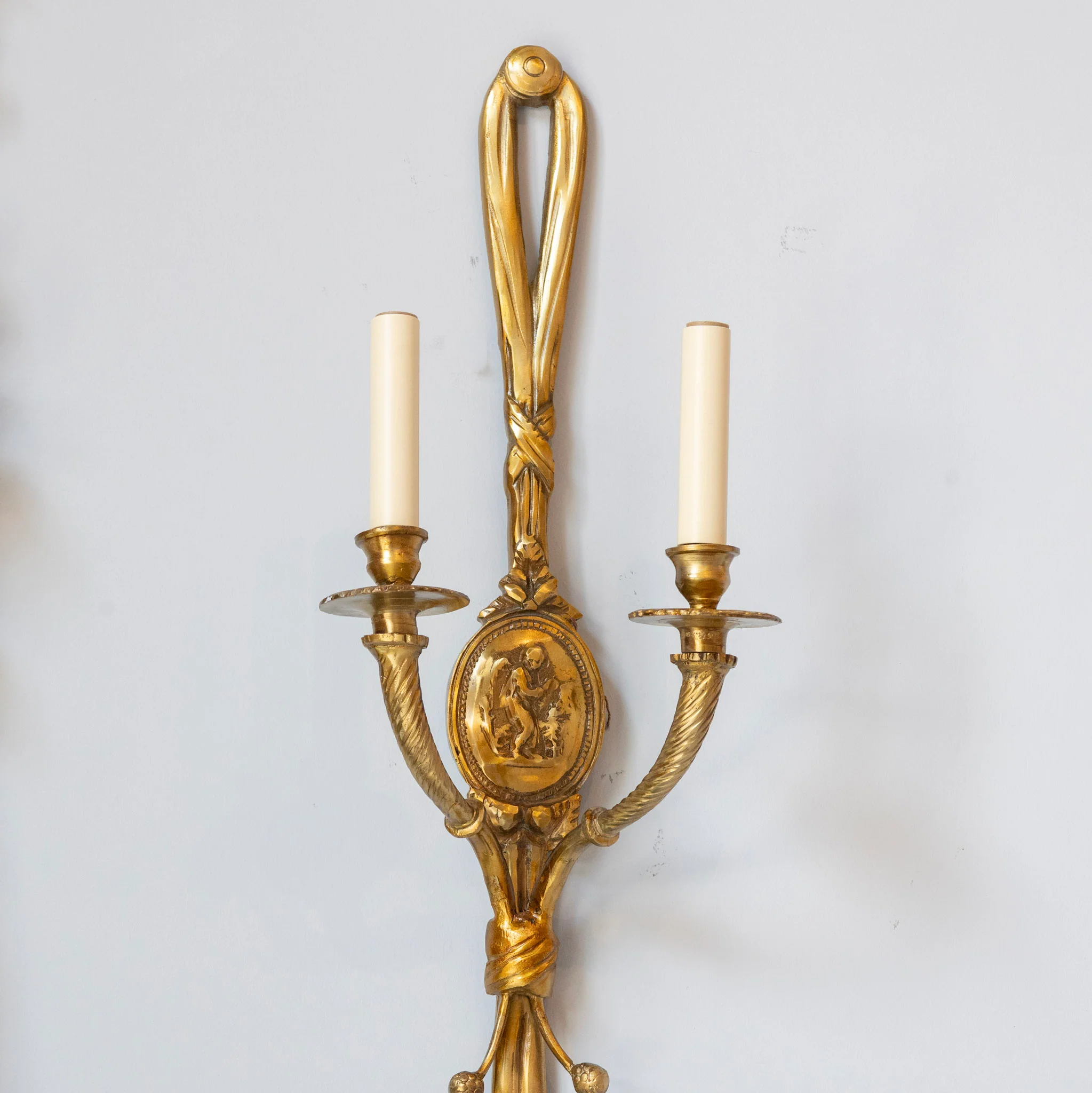 Pair of Louis XVI Gilded Wall Sconces – Ribbon Frame & Neoclassical Portrait - Image 3