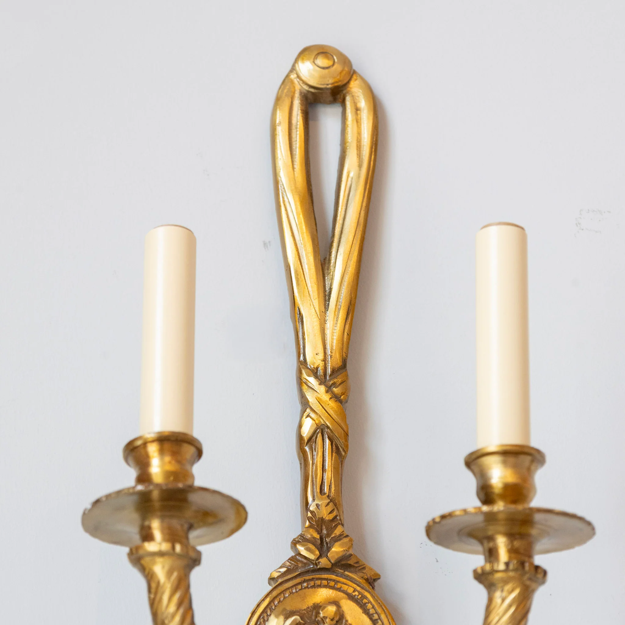 Pair of Louis XVI Gilded Wall Sconces – Ribbon Frame & Neoclassical Portrait - Image 4
