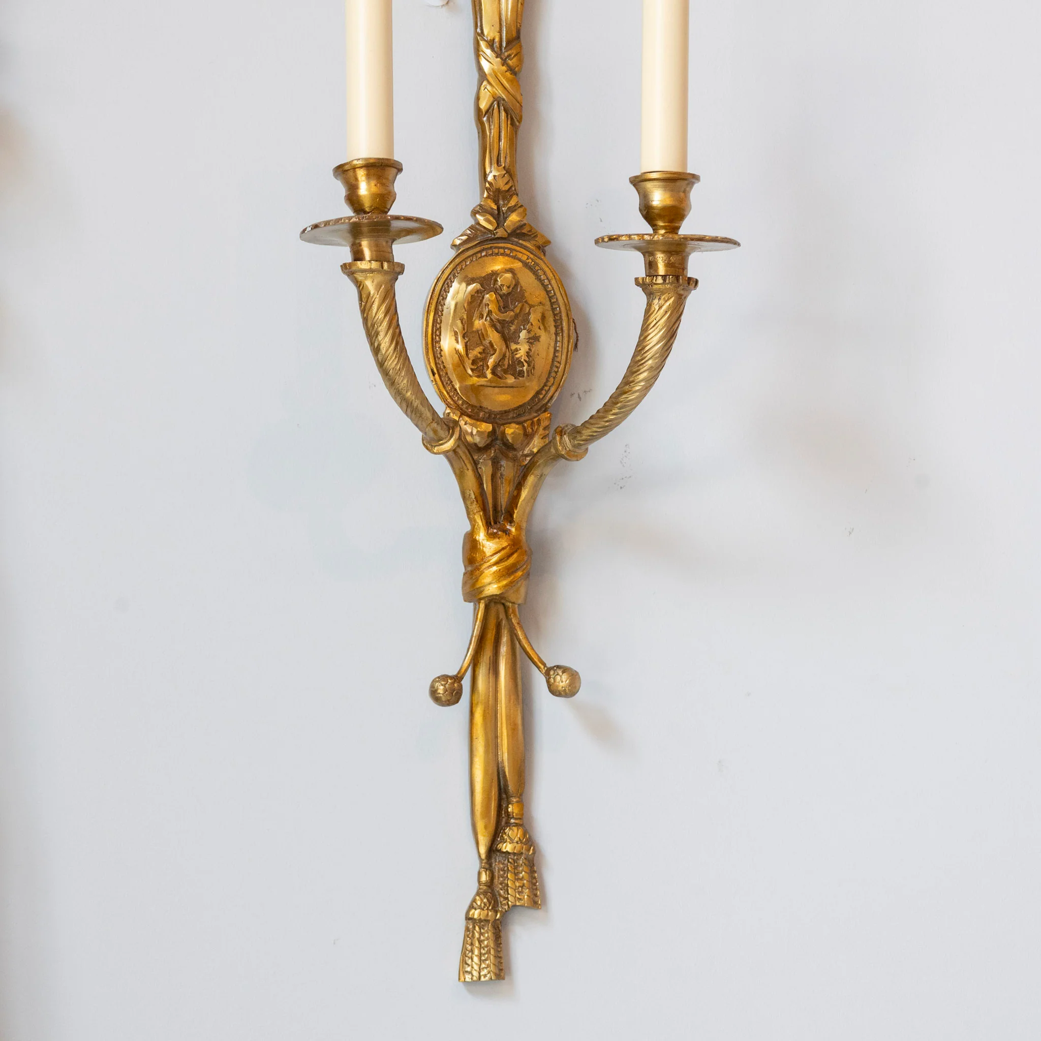 Pair of Louis XVI Gilded Wall Sconces – Ribbon Frame & Neoclassical Portrait - Image 5