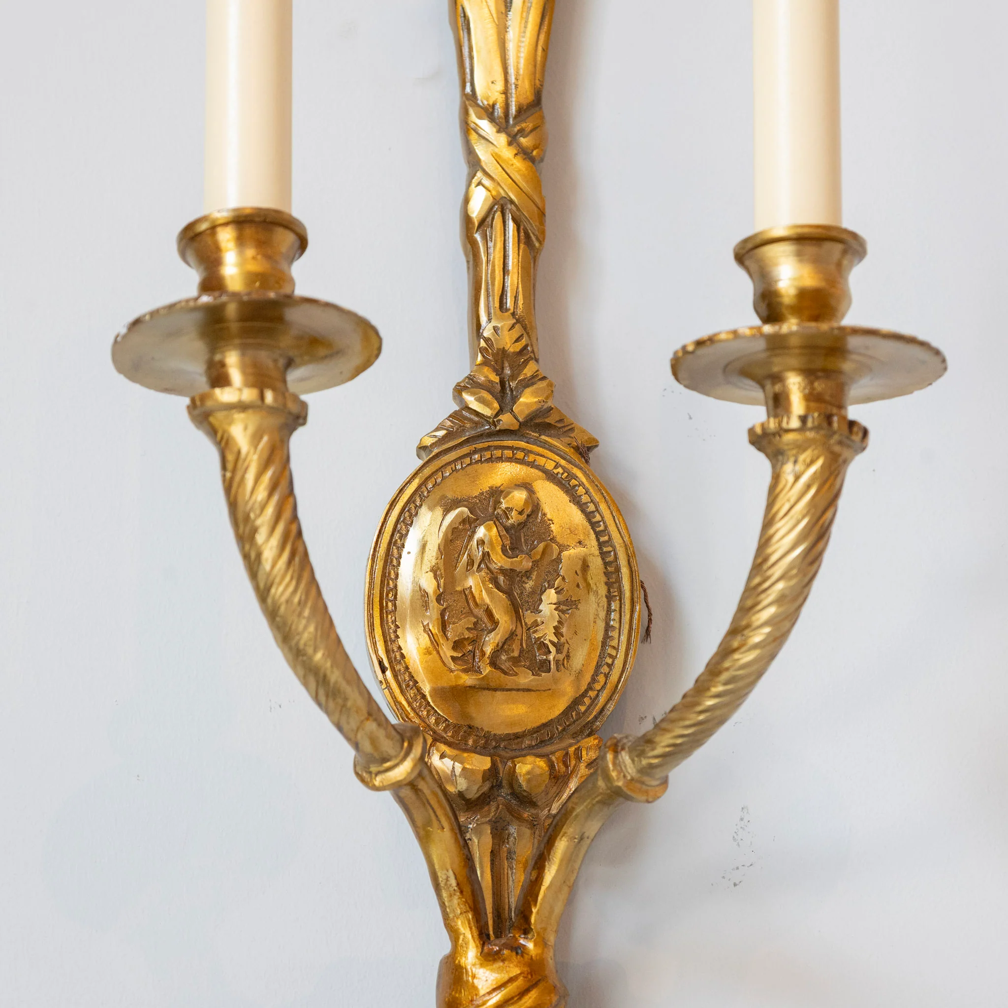 Pair of Louis XVI Gilded Wall Sconces – Ribbon Frame & Neoclassical Portrait - Image 6