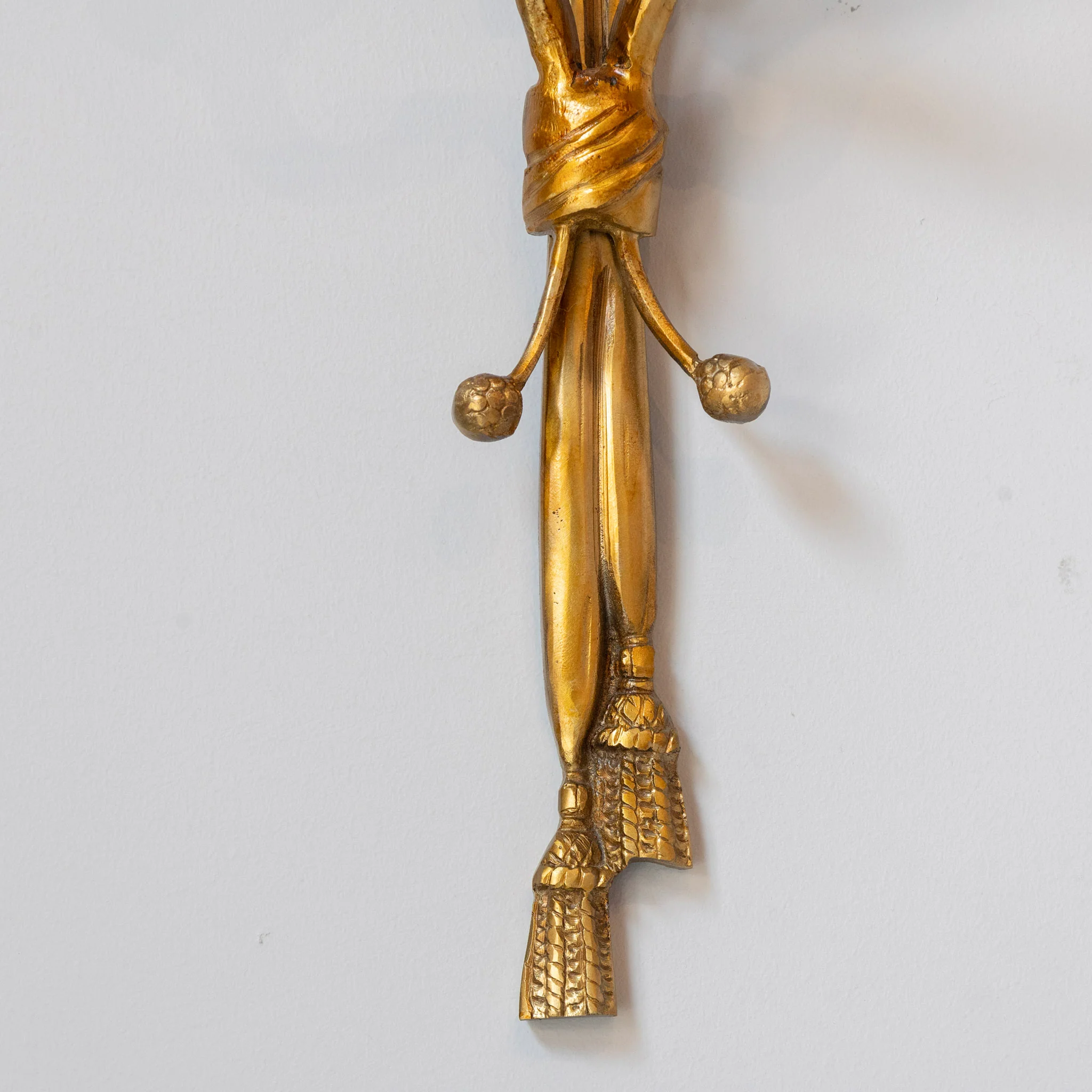 Pair of Louis XVI Gilded Wall Sconces – Ribbon Frame & Neoclassical Portrait - Image 7