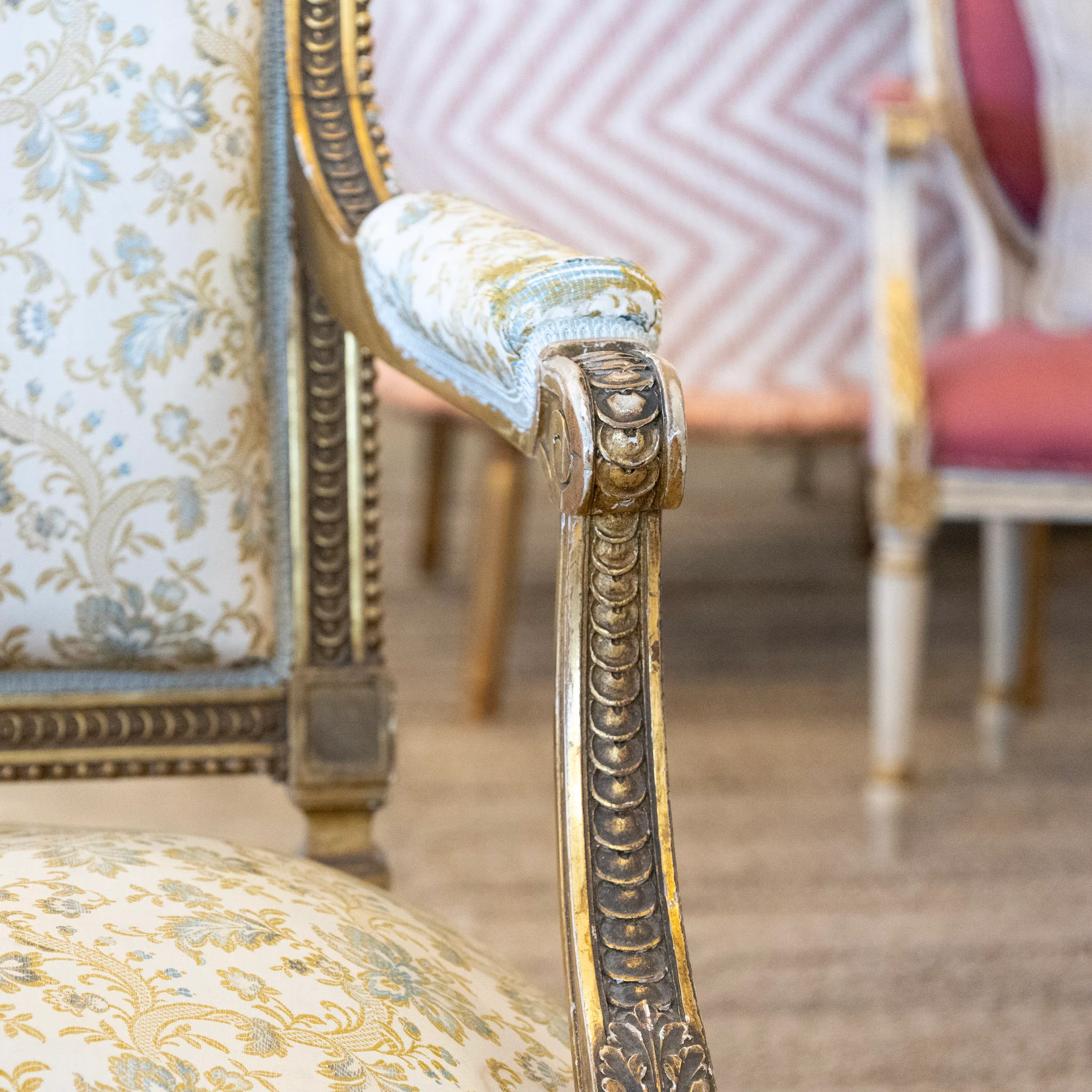 Louis XVI Armchair – Gilded Wood Frame & Blue Floral Upholstery in Original Condition - Image 4