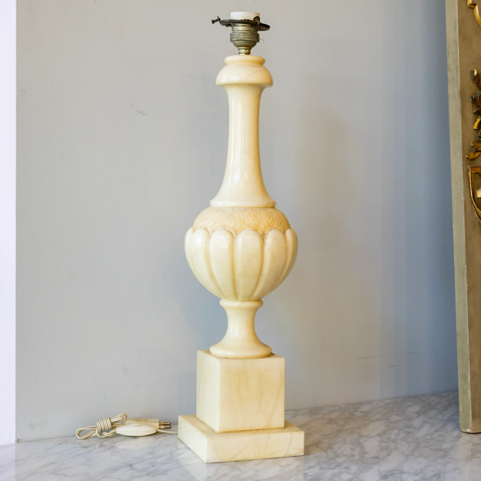 Petite French Onyx Table Lamp – Scalloped Frame with Textured Detail