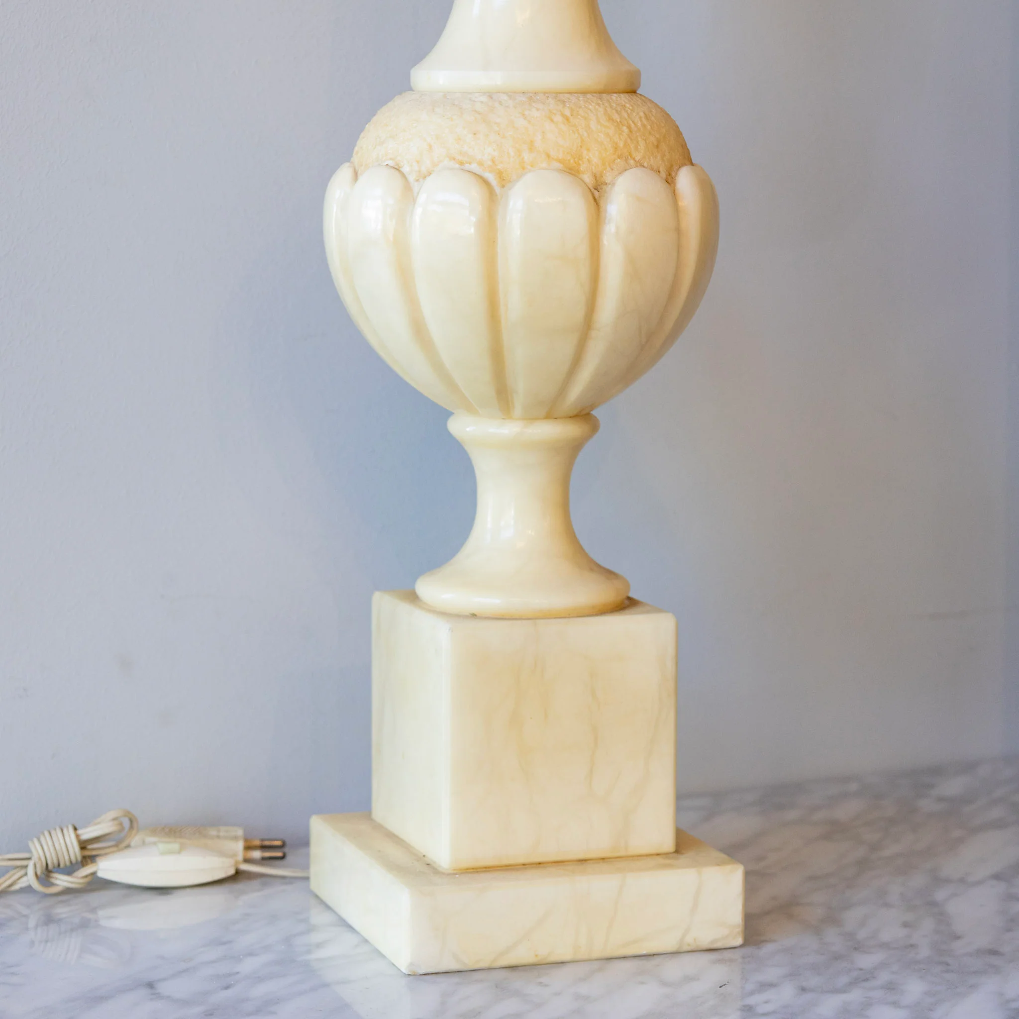 Petite French Onyx Table Lamp – Scalloped Frame with Textured Detail - Image 2