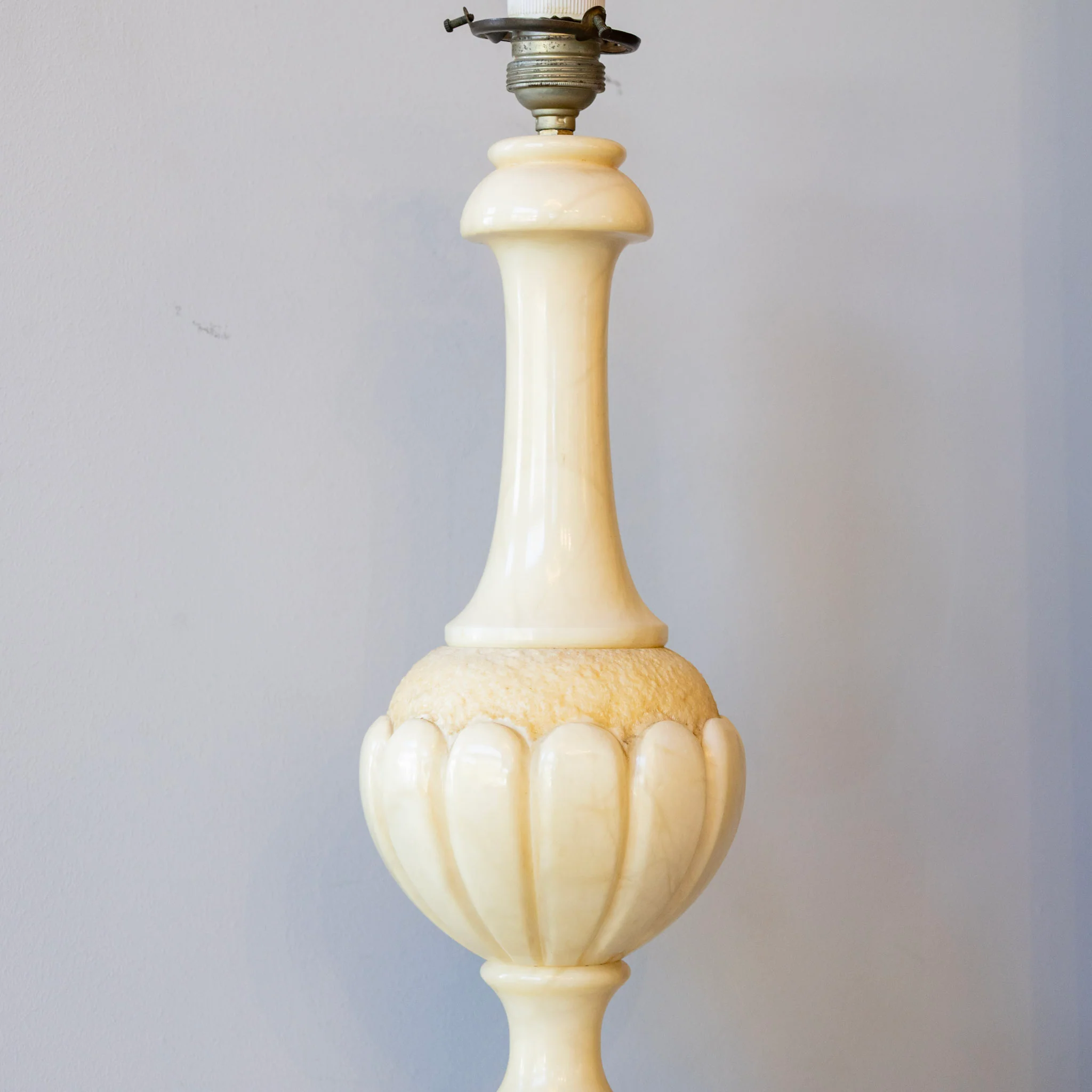 Petite French Onyx Table Lamp – Scalloped Frame with Textured Detail - Image 3