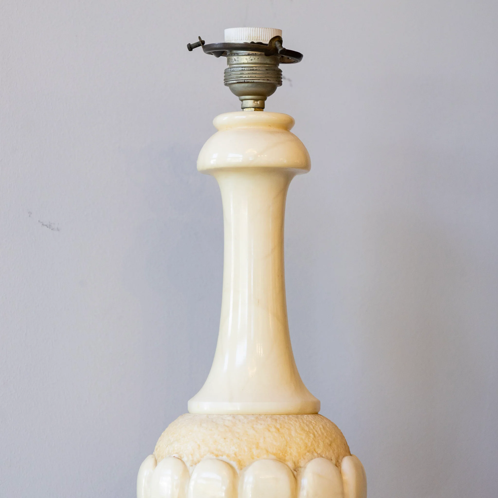 Petite French Onyx Table Lamp – Scalloped Frame with Textured Detail - Image 4