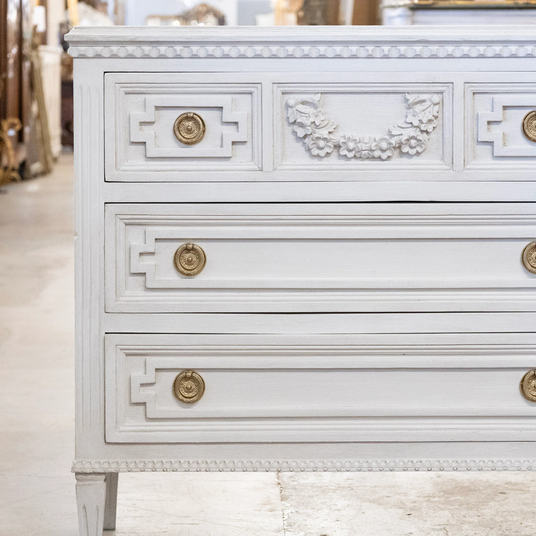 Swedish 3-Drawer Chest With Floral Garland Carving in Soft White - Image 4