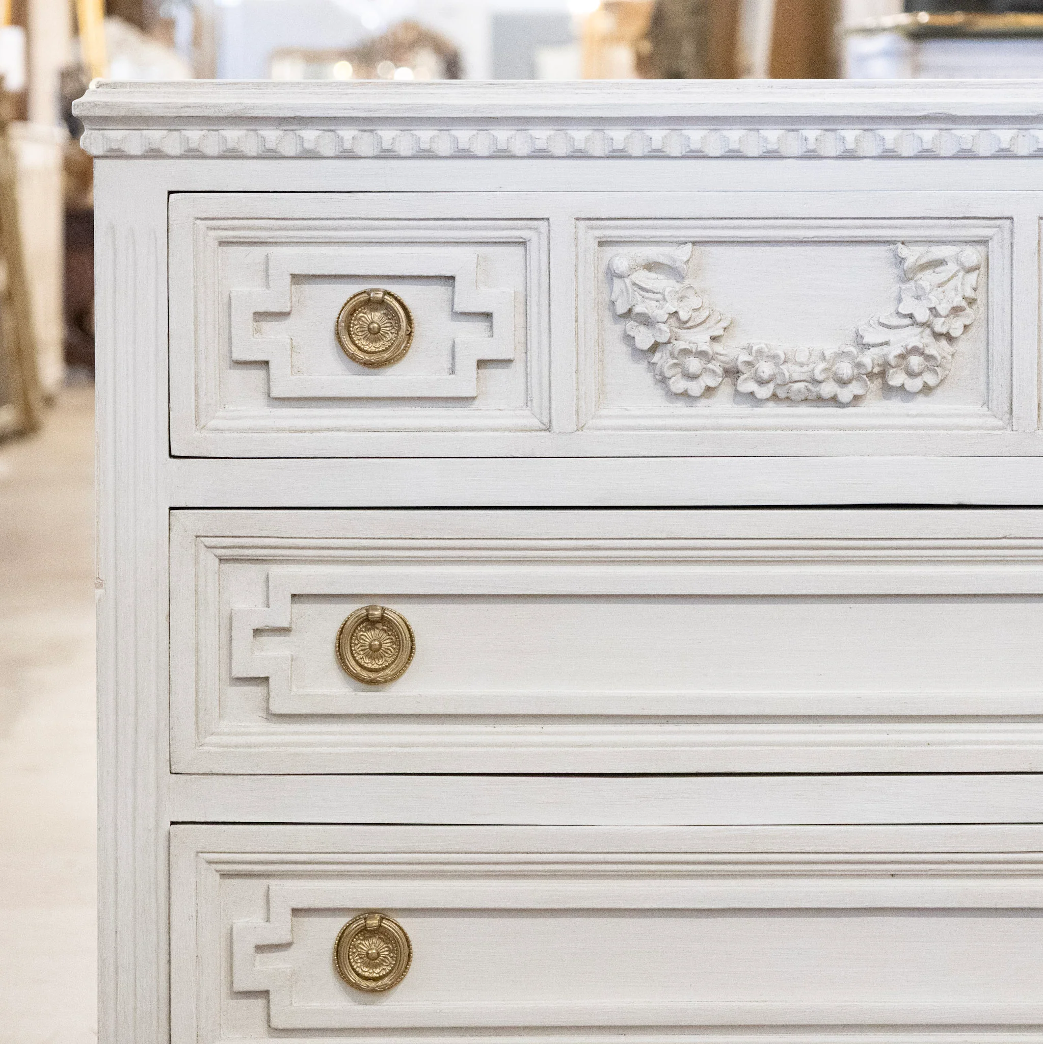 Swedish 3-Drawer Chest With Floral Garland Carving in Soft White - Image 5