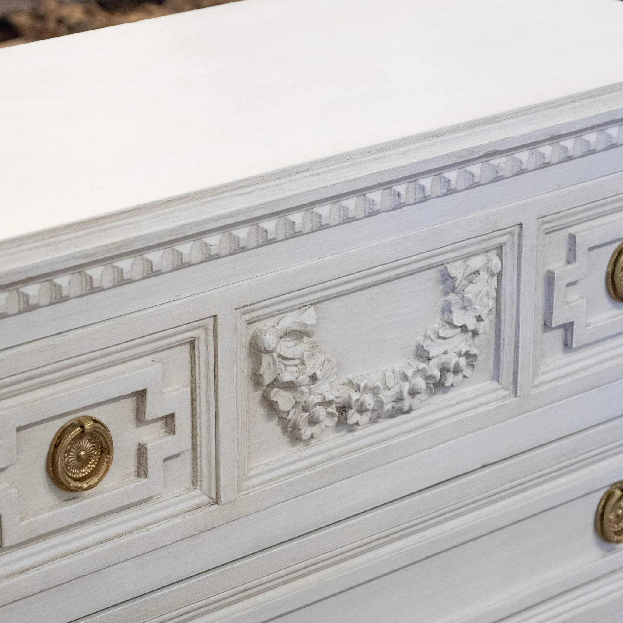 Swedish 3-Drawer Chest With Floral Garland Carving in Soft White - Image 7