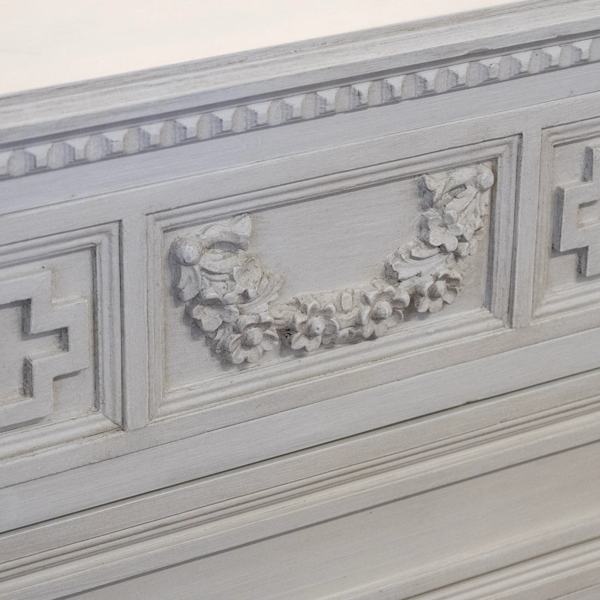Swedish 3-Drawer Chest With Floral Garland Carving in Soft White - Image 8