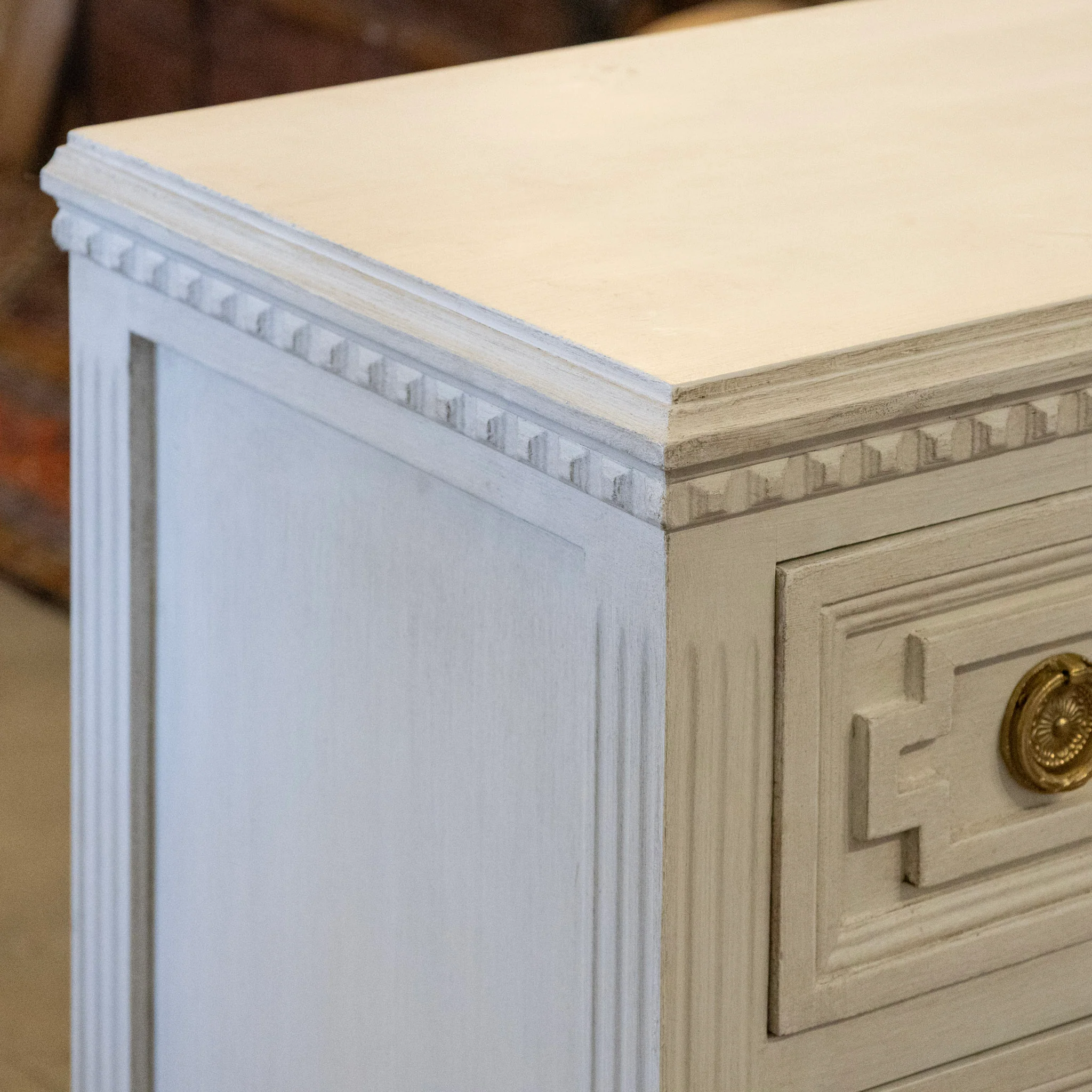 Swedish 3-Drawer Chest With Floral Garland Carving in Soft White - Image 9