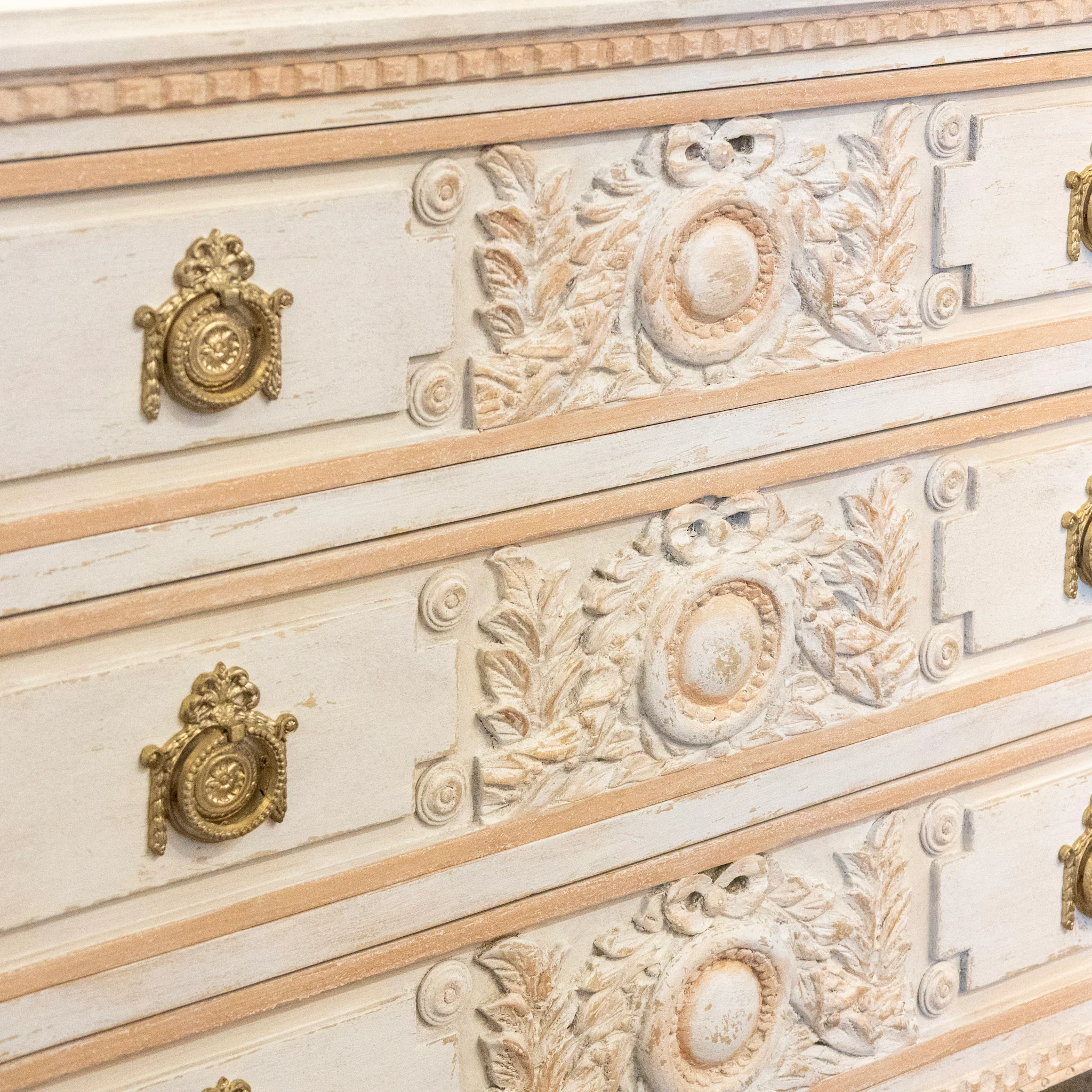 Swedish 3-Drawer Chest – Wreath Carvings in White and Pink Textured Finish - Image 5
