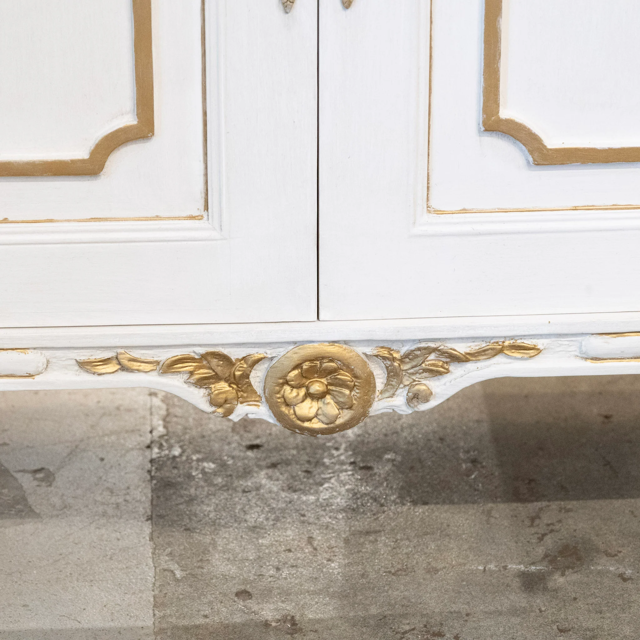 Swedish White Painted Sideboard with Gold Accents - Image 16