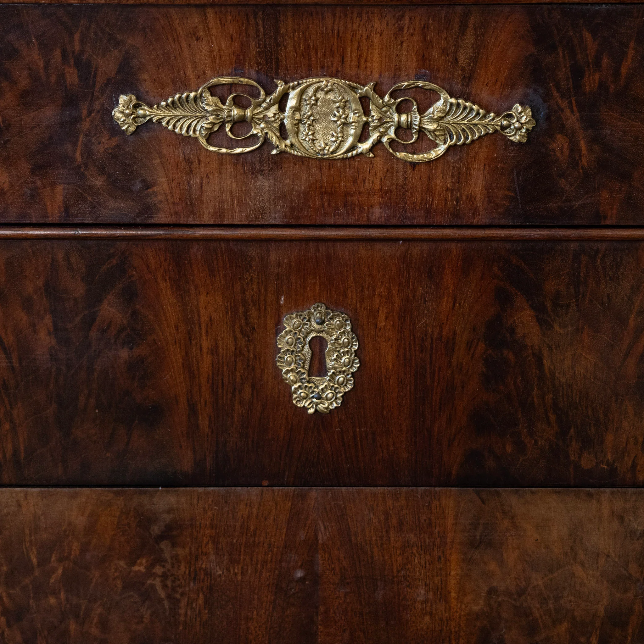 Wooden Jewelry Vitrine – Blue Floral Lined Interior & Brass Hardware - Image 5